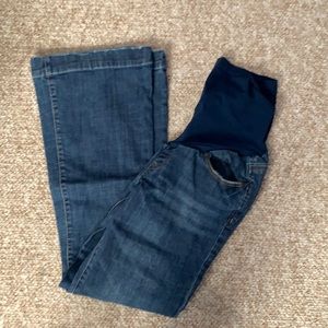 Light rinse maternity jeans